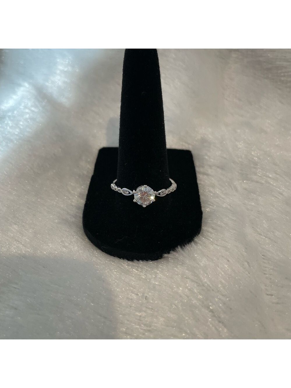 Woman’s 1.0 ct size 10 Moissanite ring - Picture 2 of 8